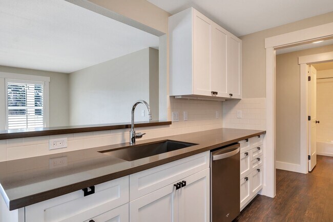 Building Photo - Great 2bd 2ba located in Old Burien