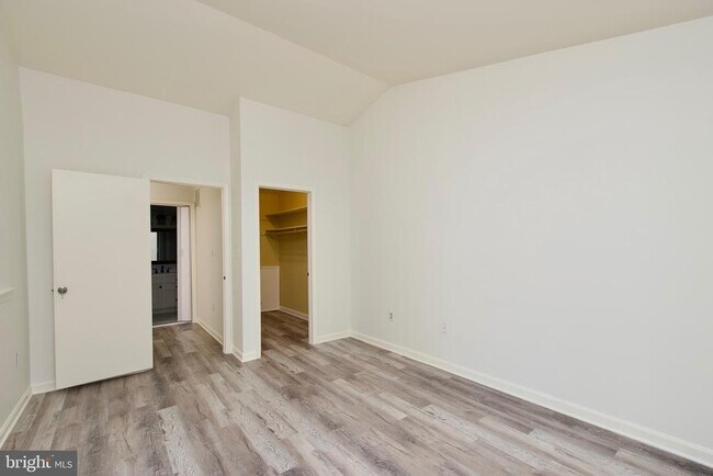 Building Photo - 3377 Lakeside View Dr