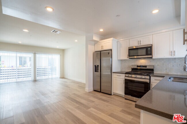 Building Photo - 608 1/2 N Gramercy Pl