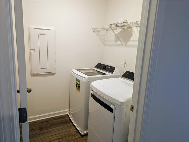 Building Photo - 132 Hazel Dr