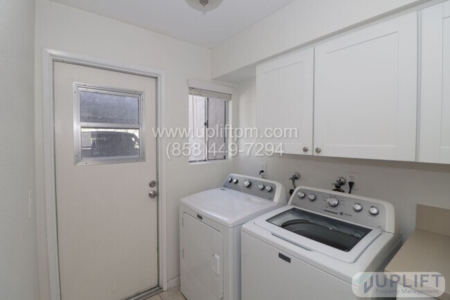 Building Photo - 2 bed 1.5 Bath Condo Available Soon