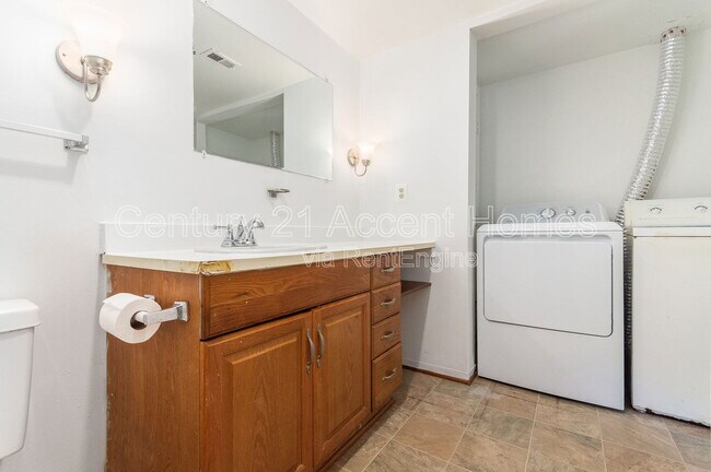 Building Photo - 5805 Royal Ridge Dr