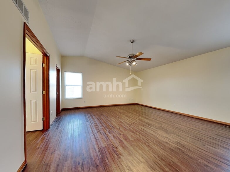 Building Photo - 6088 Lakewood Dr