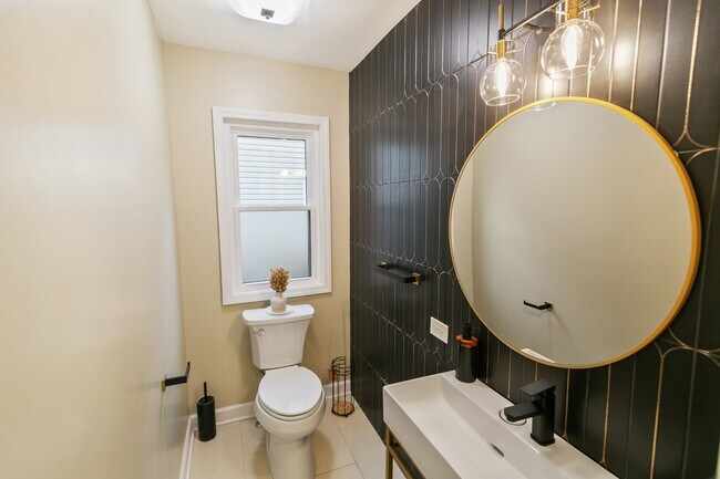 Building Photo - 635 E Prairie Ave