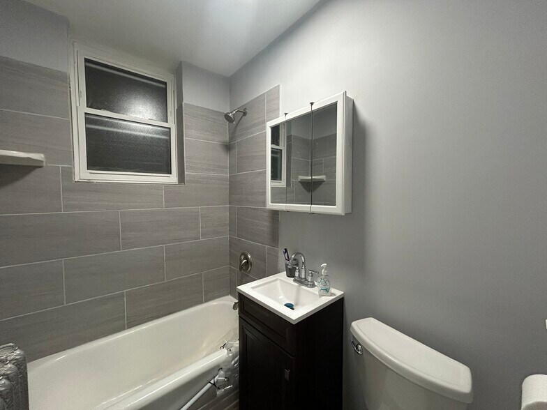 Building Photo - 6956 N Ashland Ave