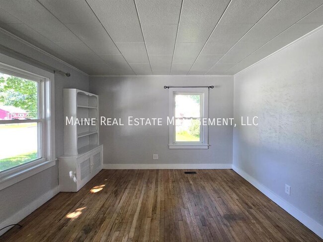 Building Photo - 885 Minot Ave