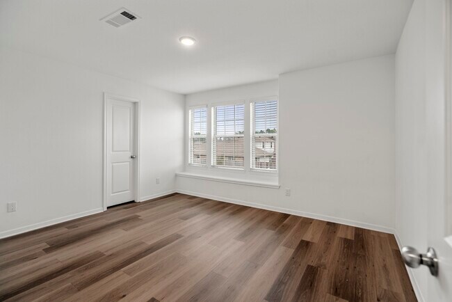 Building Photo - 10477 Pineland Dr