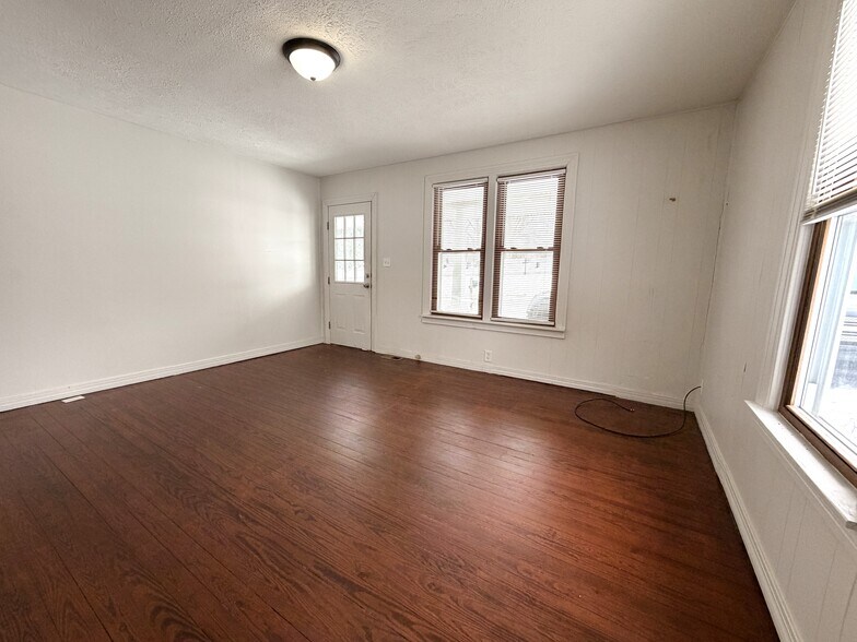 Building Photo - 988 N Maple St