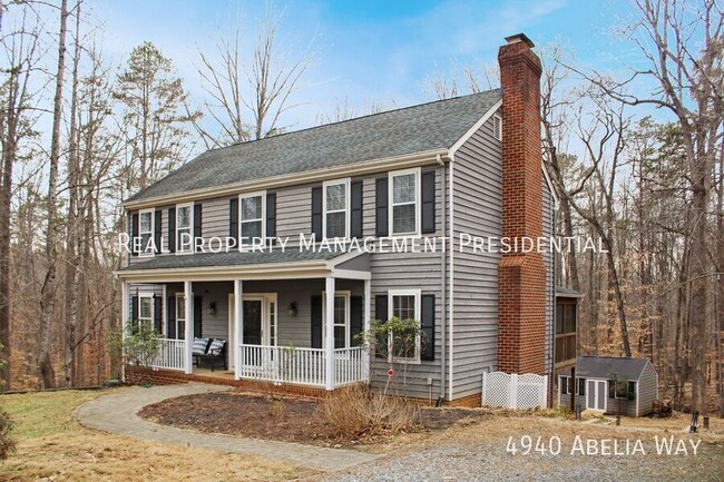 Building Photo - 5 bedroom colonial on 2 acres