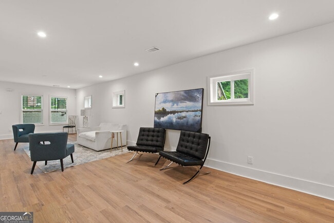 Building Photo - 636 Francis Pl NW