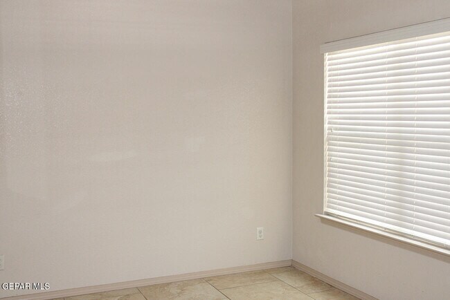 Building Photo - 13832 Hollywood Dr