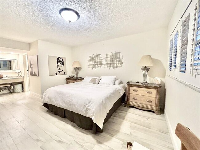 Building Photo - 3800 Oaks Clubhouse Dr