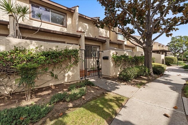 Building Photo - Spacious Tri-Level Townhome with Private G...