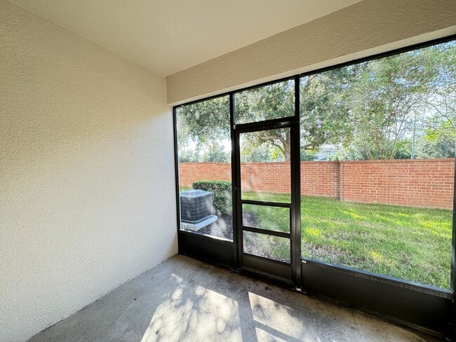 Building Photo - Great Townhome Close to Winter Garden vill...