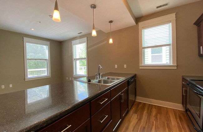 Building Photo - 425 E Hillside Dr