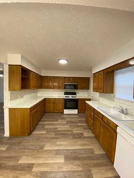 Building Photo - 2047 Farola Dr
