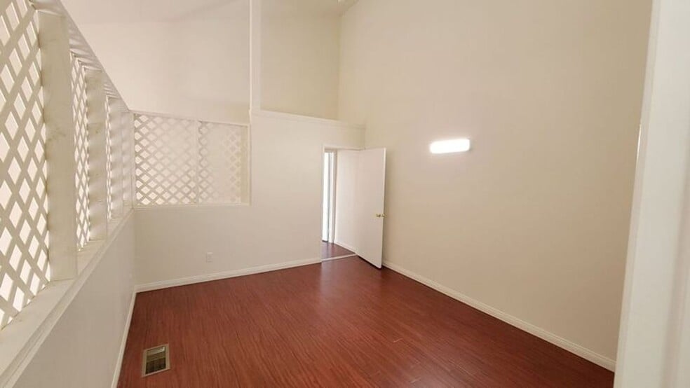 Building Photo - 5245 Riverton Ave
