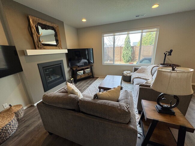 Building Photo - Beautiful 4 Bedroom Home in SE Bend!