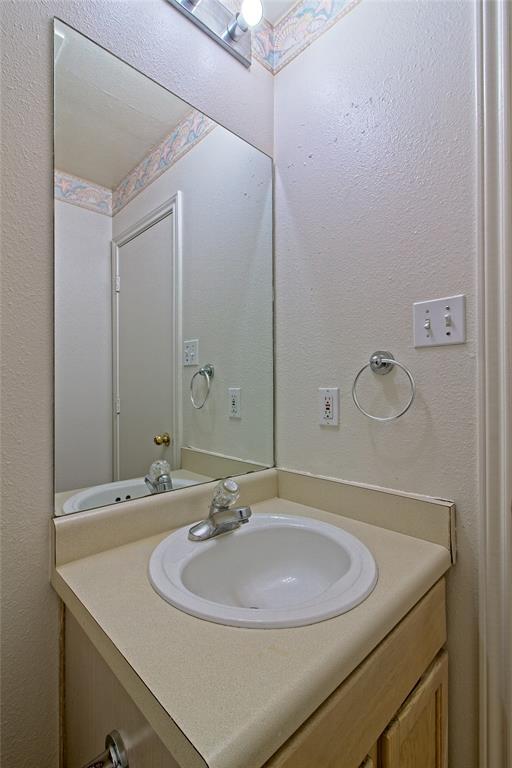 Building Photo - 2211 Creekside Ln