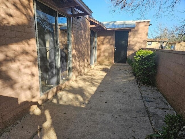 Building Photo - 410 E 9th St