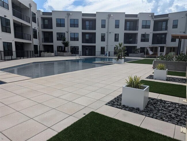 Building Photo - 1701 Simond Ave