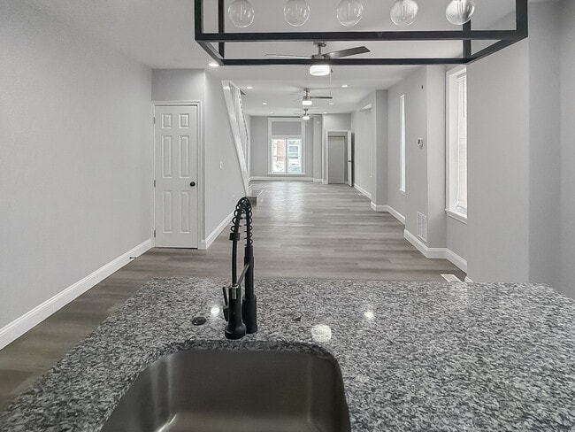 Building Photo - 733 N Linwood Ave