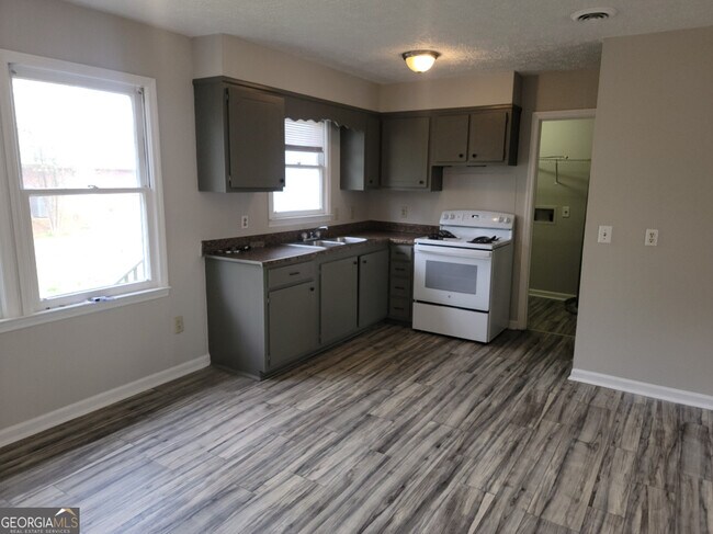 Building Photo - 15 Greenview Dr