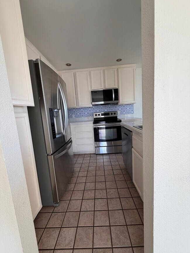 Building Photo - 870 S Rancho Santa Fe Rd