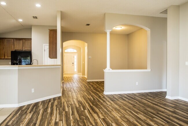 Building Photo - 906 Thoroughbred Dr