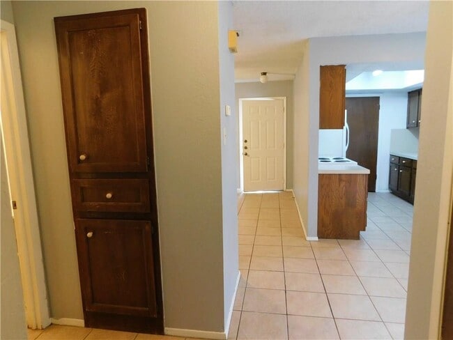 Building Photo - 1402 Barbergale St