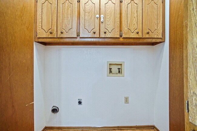 Building Photo - 8910 Oak Valley Dr