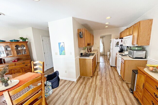 Building Photo - Pet-Friendly Ridgecrest Townhome