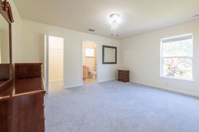 Building Photo - 1470 SW Gadsan Ave