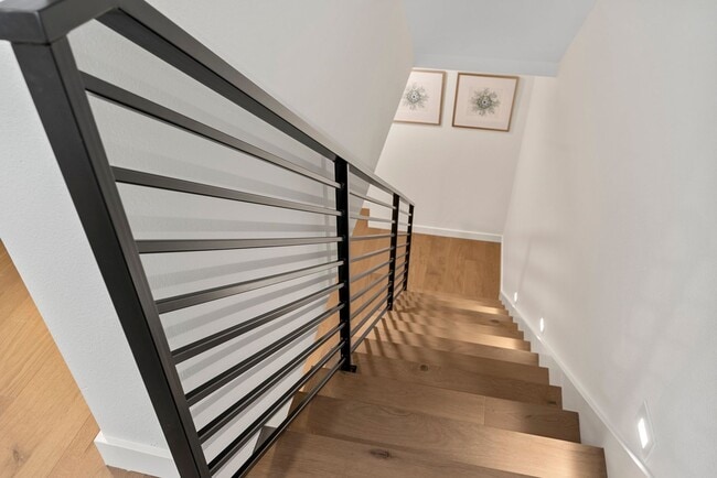 Building Photo - Beautiful Eastlake Condo