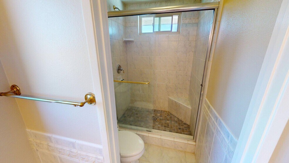 Building Photo - 2431 Deerfield Ct