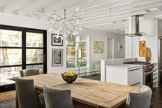 Building Photo - 122 Eastwood Rd