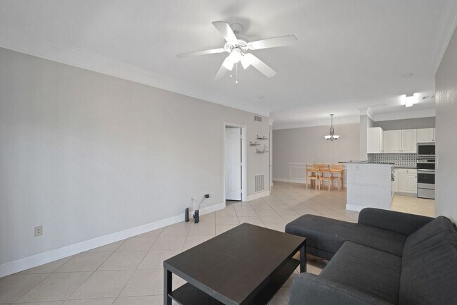 Building Photo - 2 Bedroom Condo in Tampa