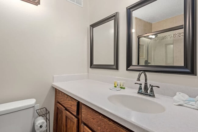 Building Photo - 8817 S Thomas Dr