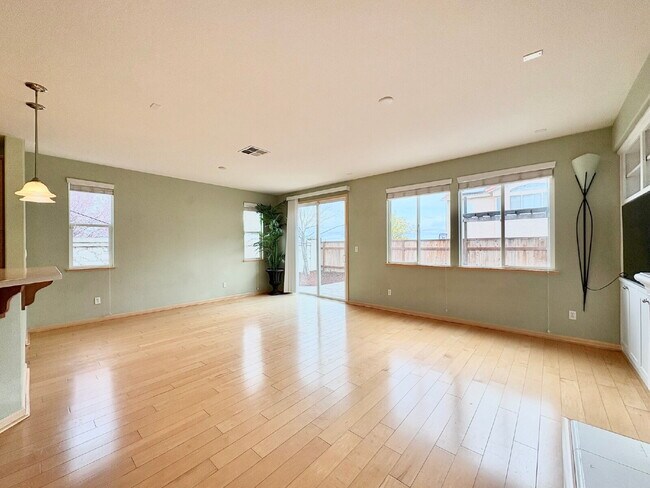 Building Photo - 50% off your first month’s rent move-in special! Spacious 4BR / 2.5BA Home in Pittsburg