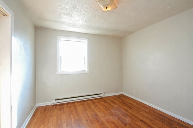 Building Photo - Freshly Renovated & Ready for You — Cozy 1 Bedroom Duplex (Voucher Friendly!)