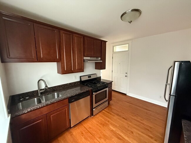 Building Photo - 5521 W Farragut Ave