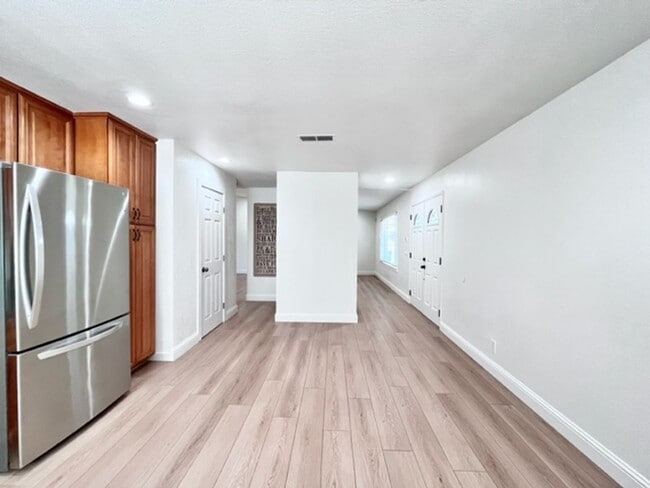 Building Photo - Updated and Move-In Ready 3BD/2BA, Single-...