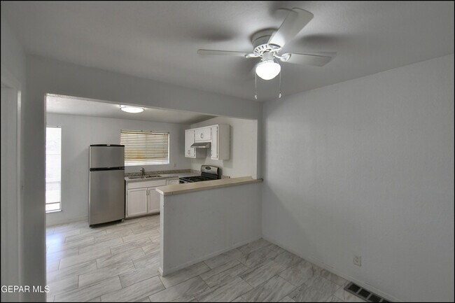 Building Photo - 8400 Parkland Dr