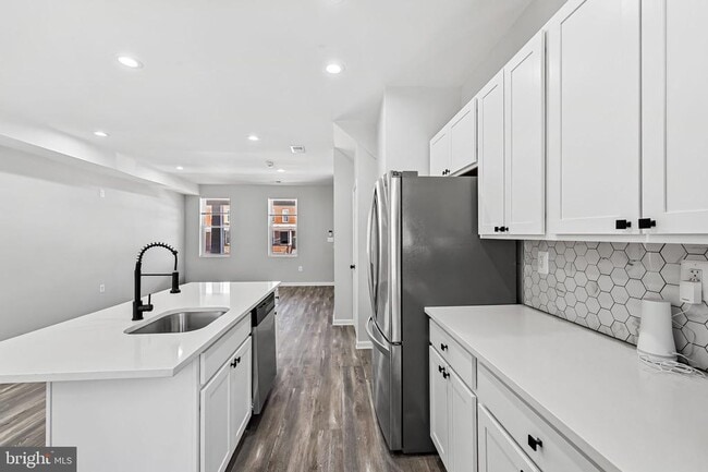 Building Photo - 4206 Ivanhoe Ave