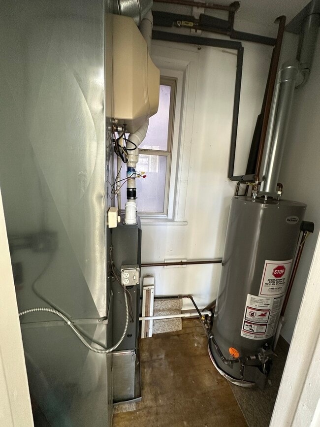 Building Photo - 953 N California Ave