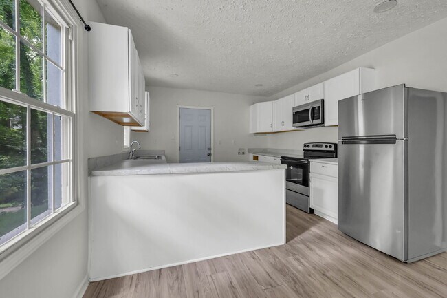 Building Photo - Charming 2-bed 1-bath home minutes from shopping, APSU, and dining.