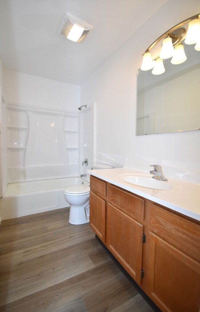 Building Photo - Newly Renovated! Top floor apartment! Close to MSU and downtown!