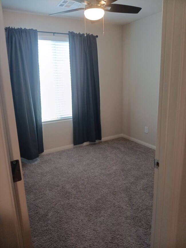 Building Photo - NEWER BUILD 4BD/2.5BA HOME NEAR ALIANTE!