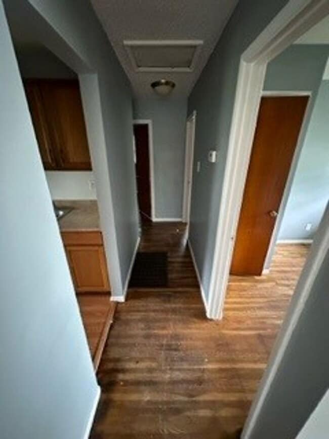 Building Photo - 3 Bed 1 Bath Singe Family Home Ready for Move in!!