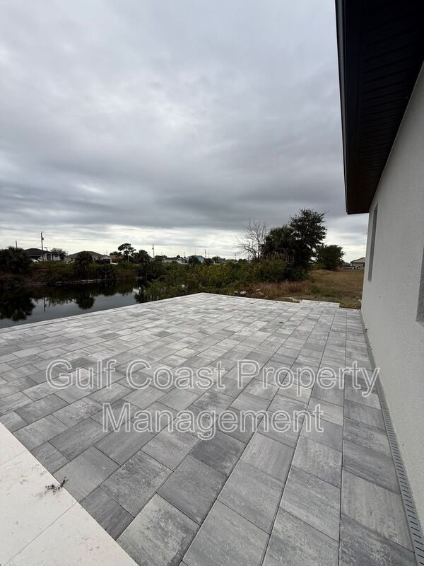 Building Photo - 2609 NE 5th Pl